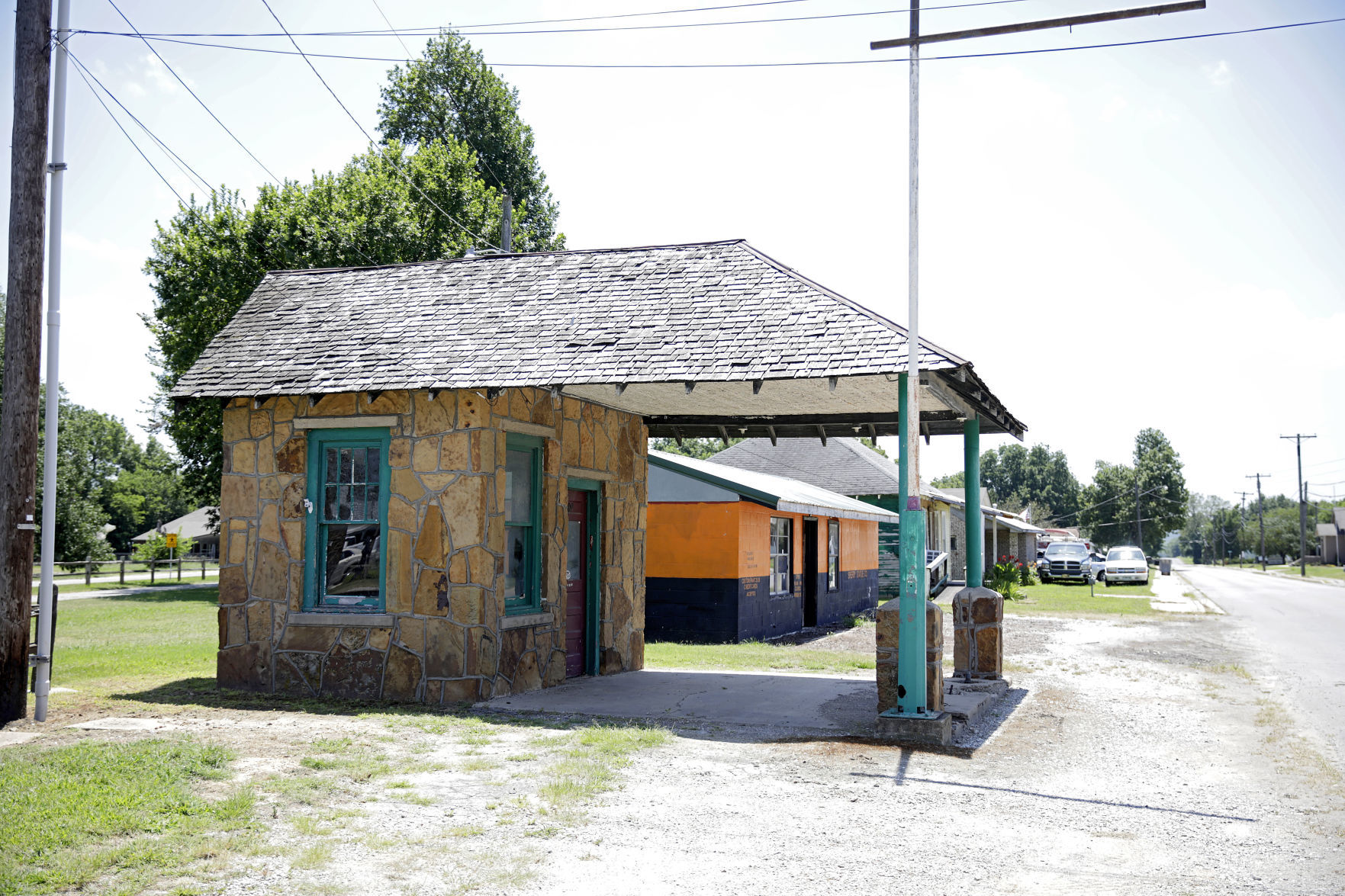 DX service station in Sperry
